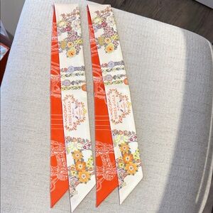Brand new Hermes Brides de Gala en Fleurs Twilly
Color: Vanille / Orange / Kaki